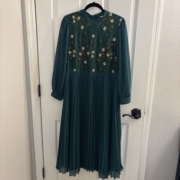 Yumi Dresses & Skirts - Yumi Women's Dress Floral Embroidered Green Pleated Long Sleeve Midi Size 10